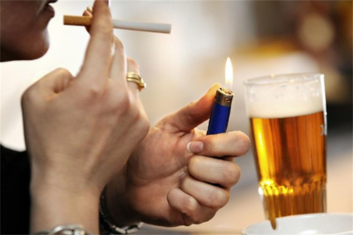 男性吸烟喝酒
