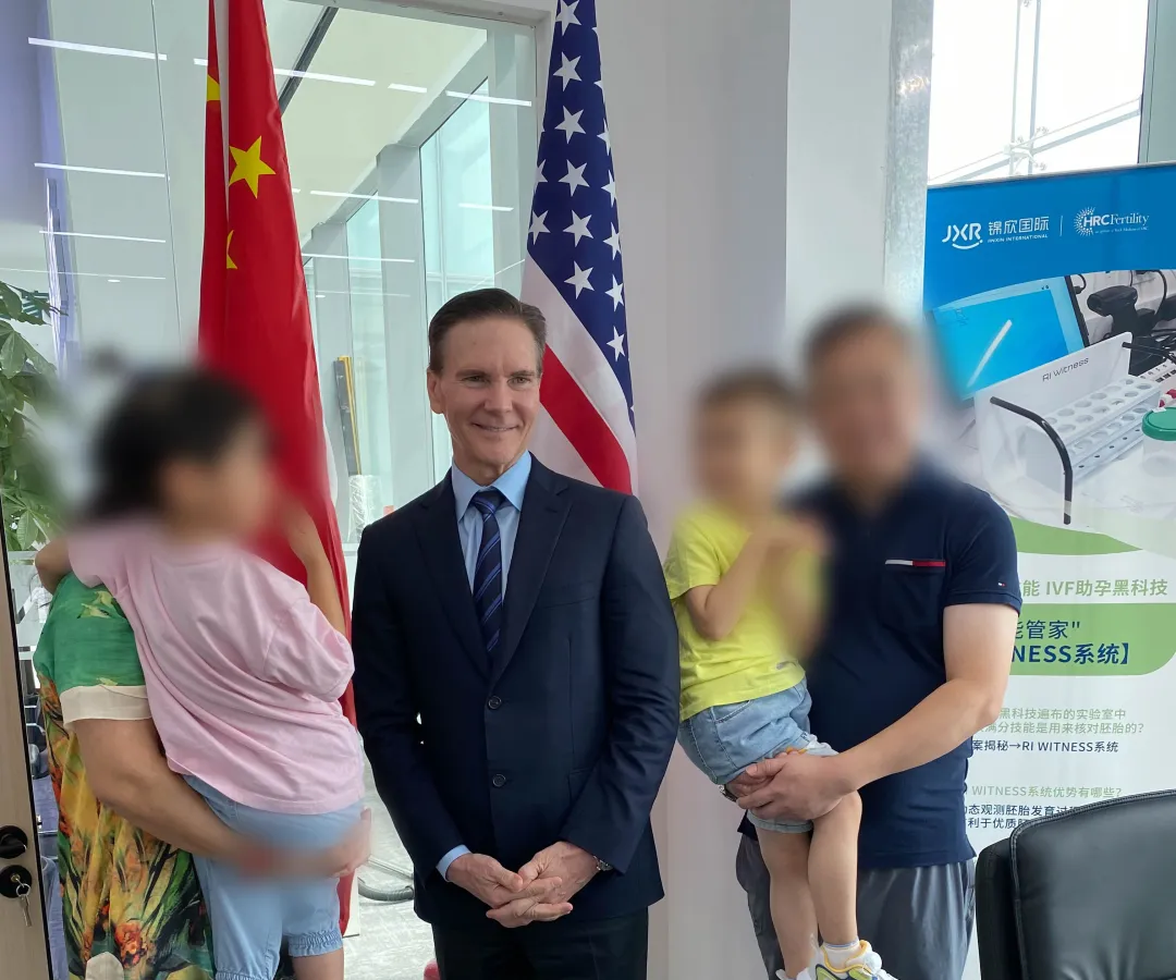 约翰医生与客人合影