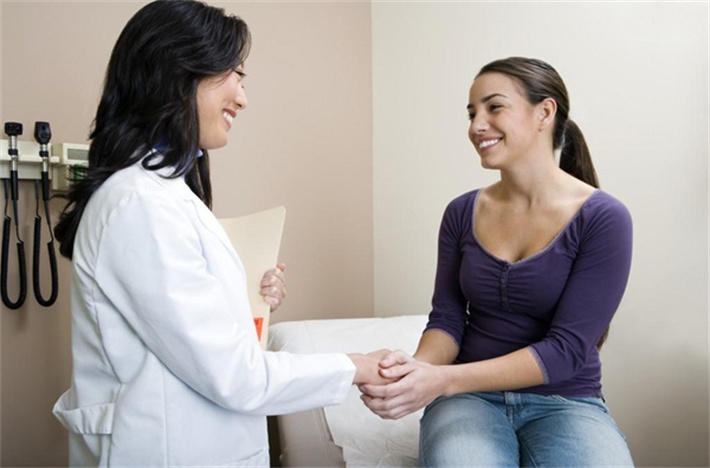 主动与医疗团队保持开放沟通