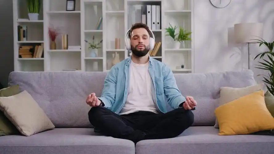 男性冥想放松心情